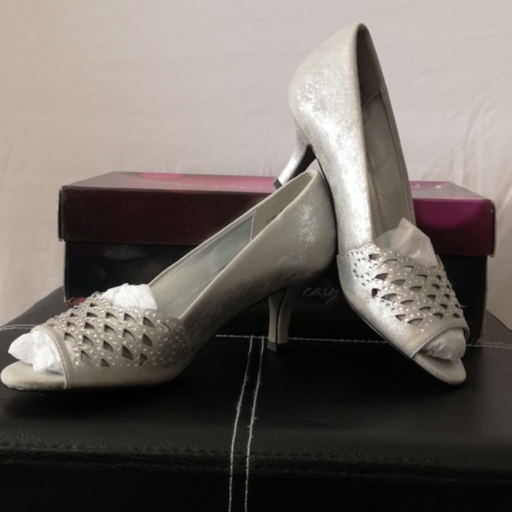 Easy Street Alive 5 Dance Shoes, Size 6.5, Silver